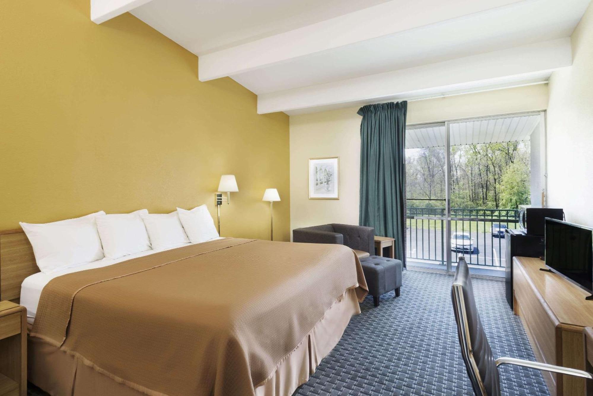 Howard Johnson By Wyndham Newburgh Exteriör bild