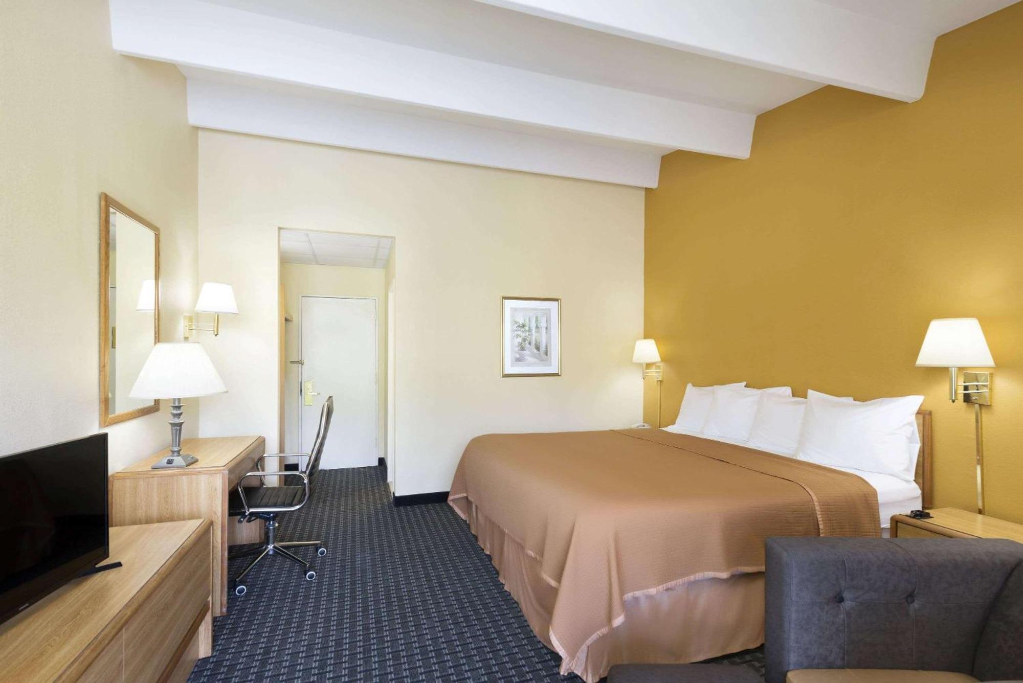 Howard Johnson By Wyndham Newburgh Exteriör bild