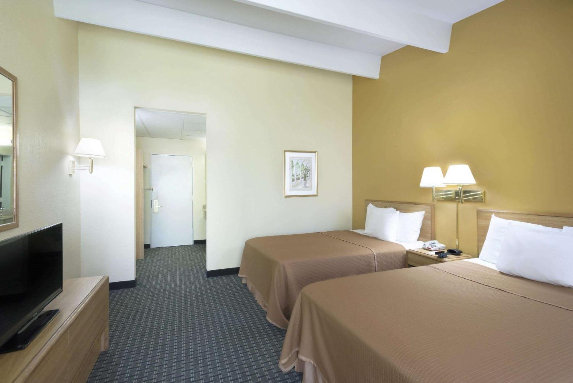 Howard Johnson By Wyndham Newburgh Exteriör bild