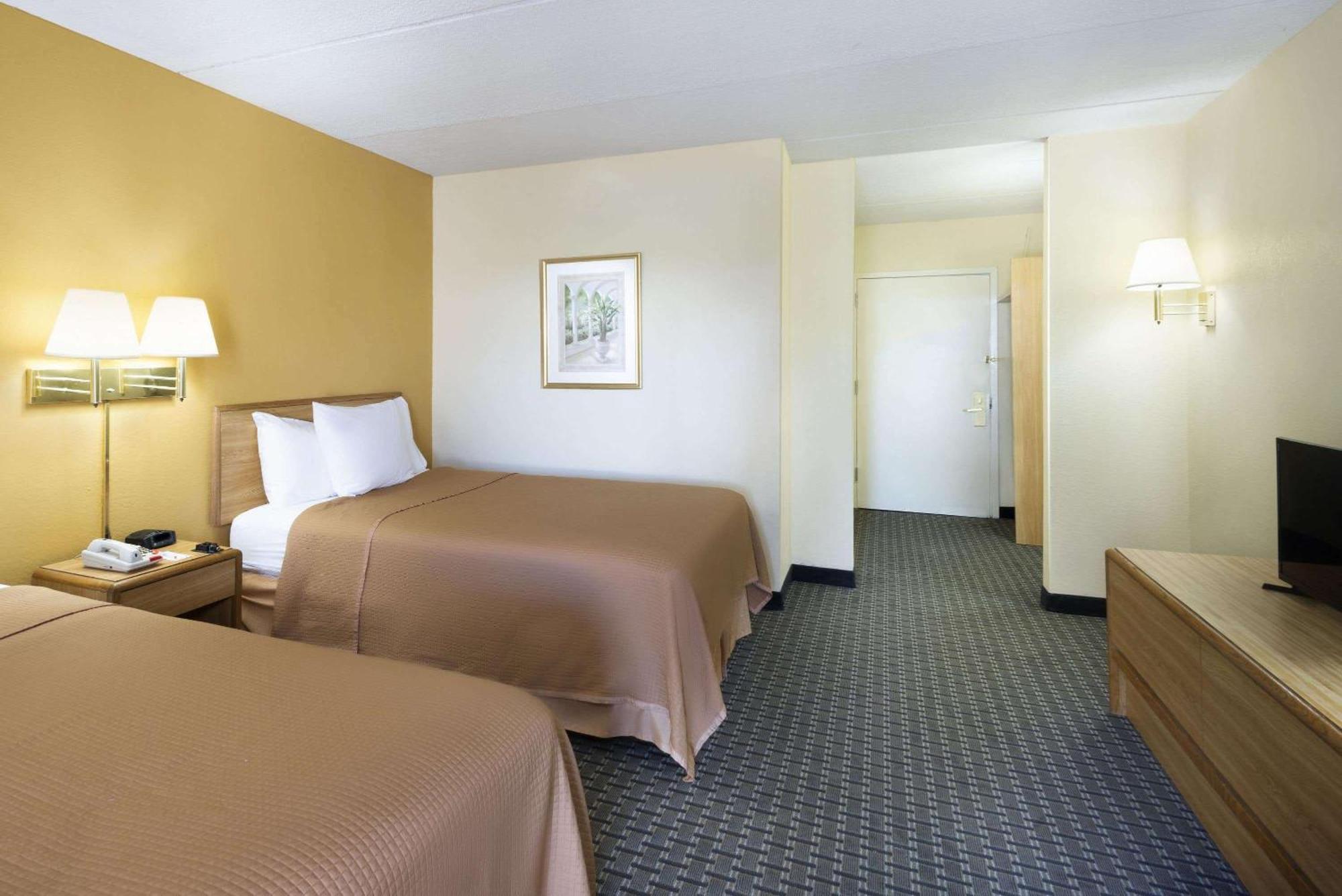 Howard Johnson By Wyndham Newburgh Exteriör bild