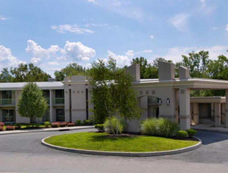 Howard Johnson By Wyndham Newburgh Exteriör bild